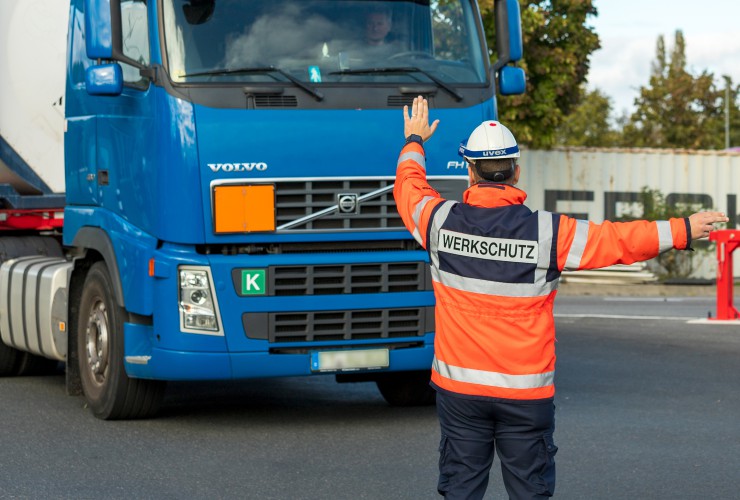 Der abgewiesene Lkw darf nicht auf das Werksgelände, bis er alle Anforderungen erfüllt.