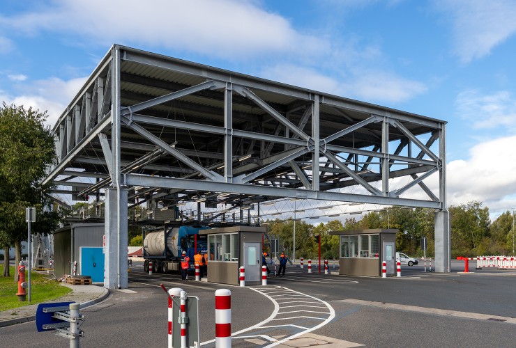 Lkw-Abfertigung an einem Industriestandort.