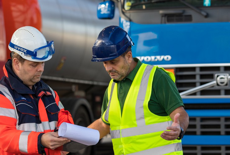 Ein Lkw erfüllt die Anforderungen eines Industriestandorts nicht und wird am Tor abgelehnt.