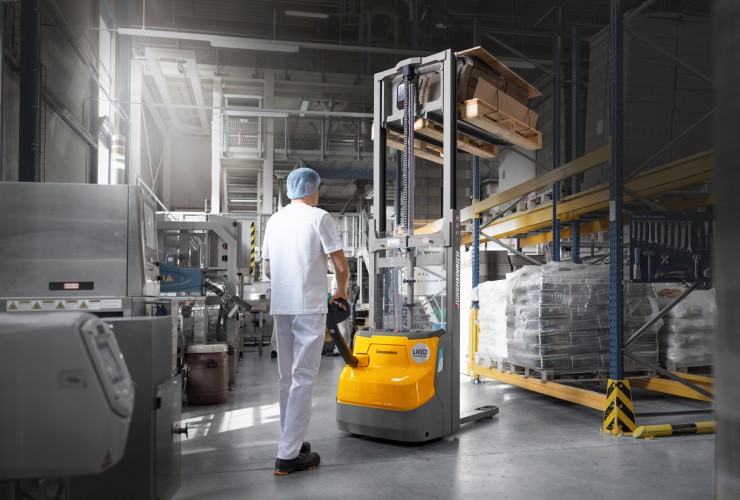 Die erhöhte Resttragfähigkeit optimiert die Raumausnutzung und minimiert den Platzbedarf am Boden, da schwerere Lasten in höheren Regalen gelagert werden können. Die erhöhte Resttragfähigkeit optimiert die Raumausnutzung und minimiert den Platzbedarf am Boden, da schwerere Lasten in höheren Regalen gelagert werden können.