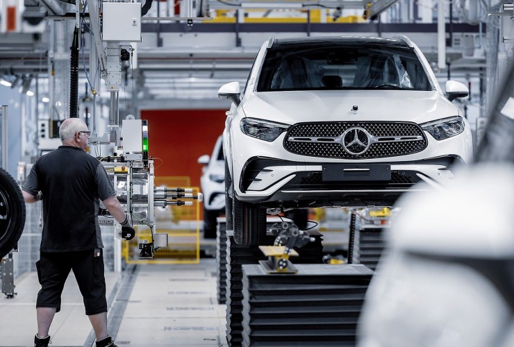 Eine Fertigungslinie in der Halle 46 von Mercedes Benz Sindelfingen.