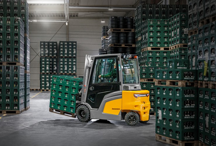 Gerade im produzierenden Gewerbe, sowie Baustoffhandel, Automobil-, Baumaschinen- und Getränkeindustrie finden die Stapler der Baureihe 4 Anwendung. Gerade im produzierenden Gewerbe, sowie Baustoffhandel, Automobil-, Baumaschinen- und Getränkeindustrie finden die Stapler der Baureihe 4 Anwendung.