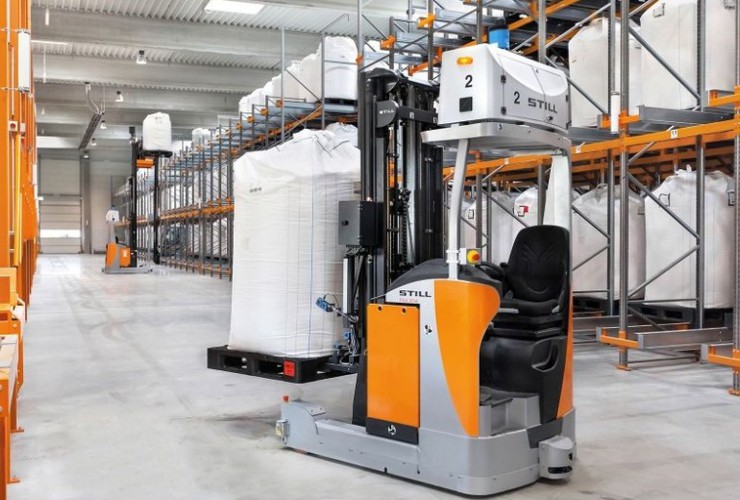 Automatisch transportieren die FM-X die Big Bags zur Fördertechnik der Arbeitsbühne.