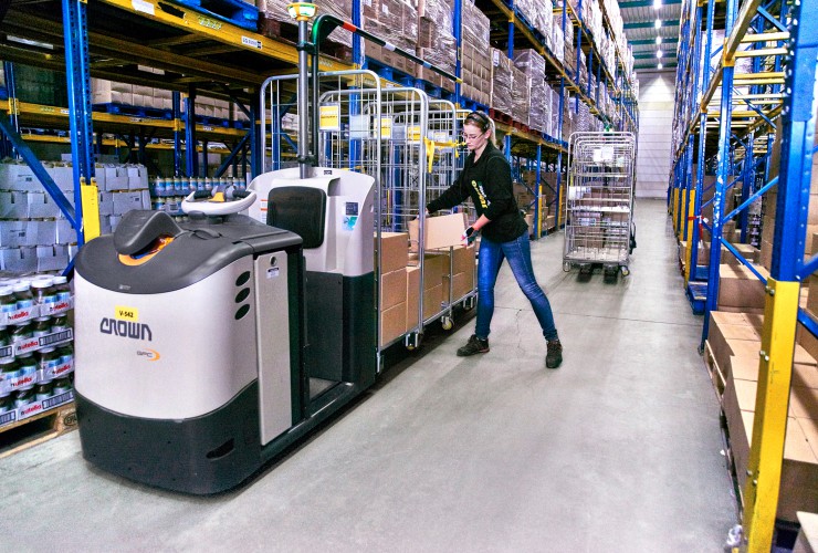 Mit Crown QuickPick Remote müssen die Jumbo-Mitarbeiter weniger gehen sowie seltener ein- uns aussteigen. Mit Crown QuickPick Remote müssen die Jumbo-Mitarbeiter weniger gehen sowie seltener ein- uns aussteigen.