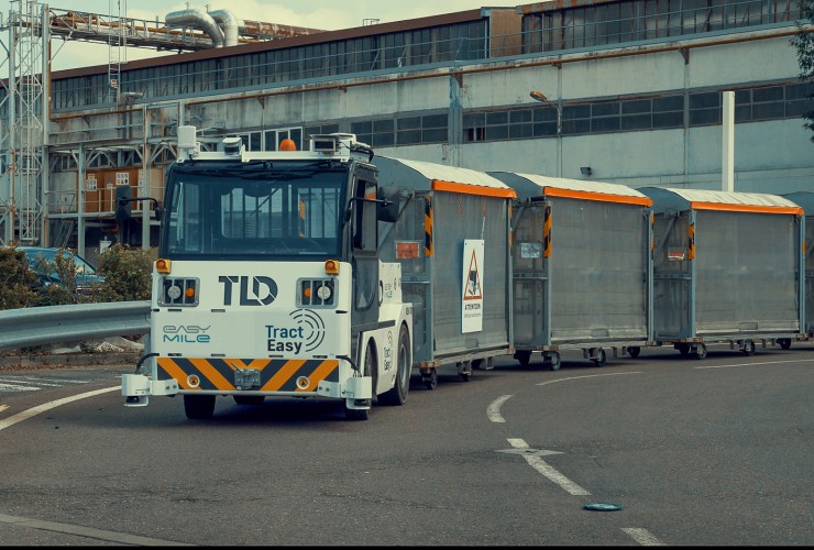 Der TractEasy im Betrieb. Aufnahme vom PSA Fabrikgelände in Sochaux, Frankreich.