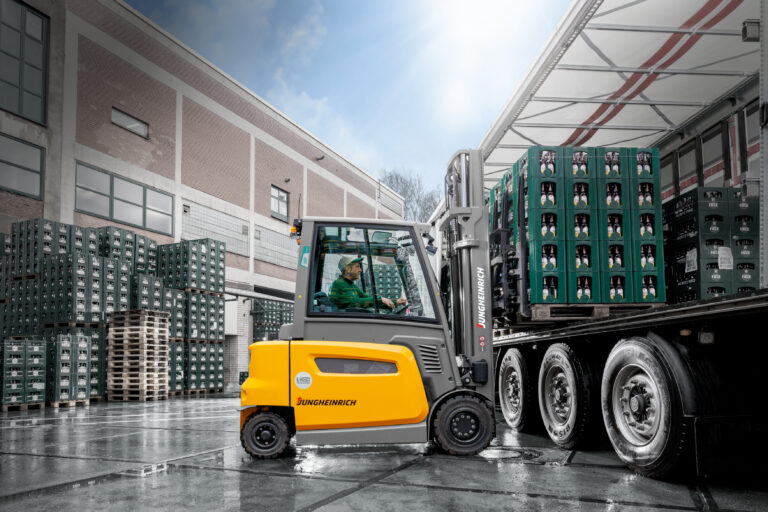 The EFG series 4 is also ideal for outdoor use. This is ensured by different cab options, IP 54 dust and splash-proof motors and maintenance-free multi-disc brakes.