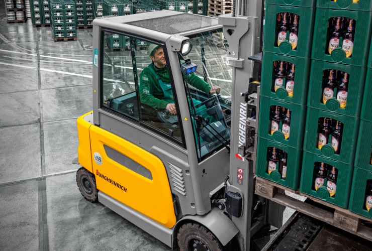 The panoramic roof, combined with a narrow B-pillar, ensures optimum visibility.