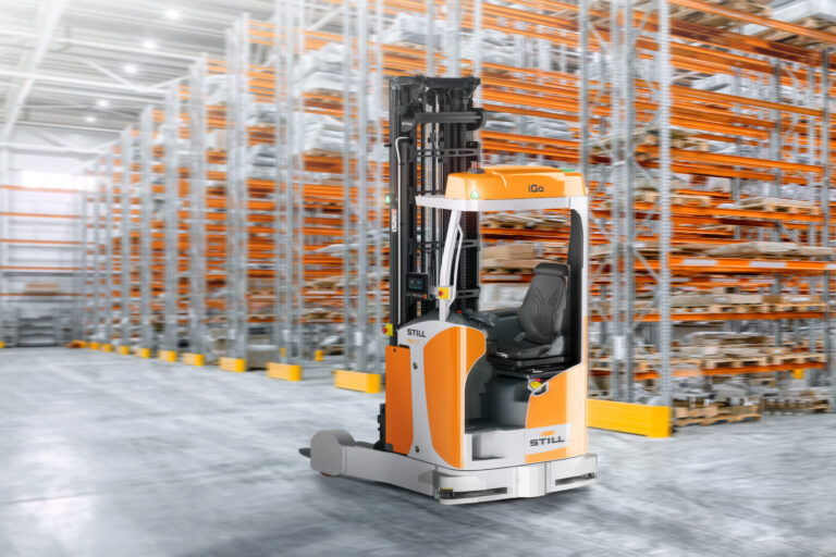 The FM-X iGo is STILL's first automated reach truck to be produced in series and is therefore particularly cost-effective, scalable, safe and easy to service.