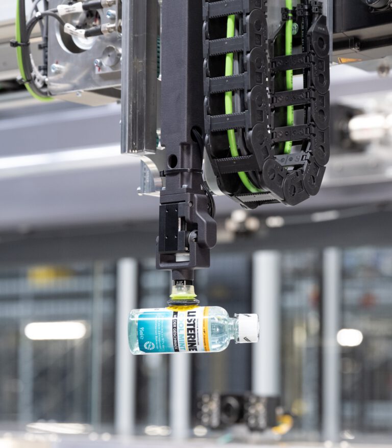 Dank Objekterkennung mittels Künstlicher Intelligenz in Verbindung mit modernster Greifertechnologie werden die Waren sicher gegriffen und schonend in Zielbehältern oder Kartons abgelegt.
