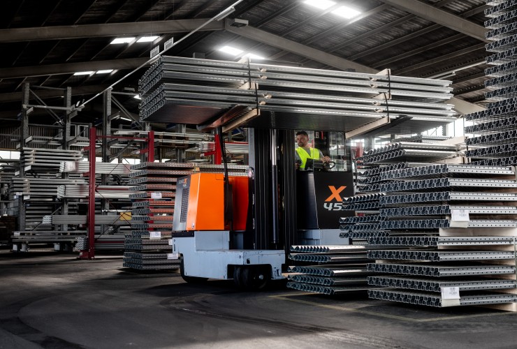 The Hubtex MaxX is used in particular for handling long loads in narrow aisles.