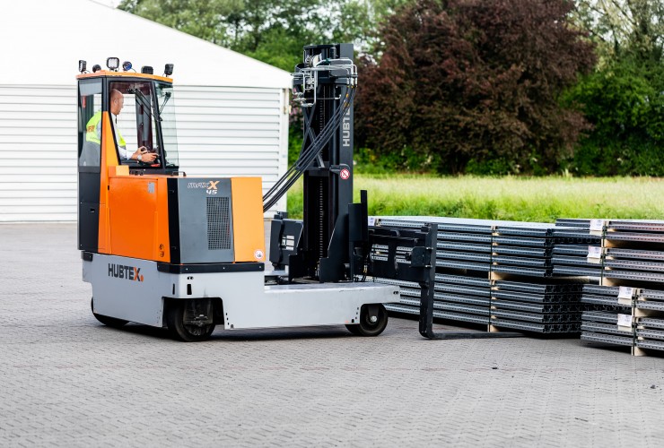 The MaxX's large cabin guarantees a high all-round view.