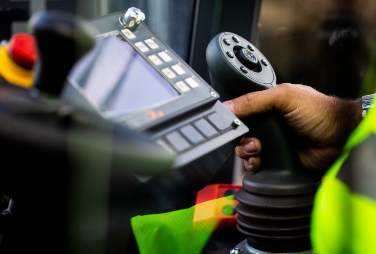 Operation is intuitive using the steering wheel, joystick and the new generation operator terminal.