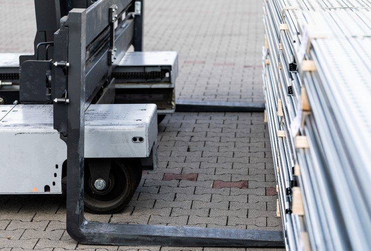 The MaxX should be equipped with a spreaded fork carriage for safe handling of long goods.