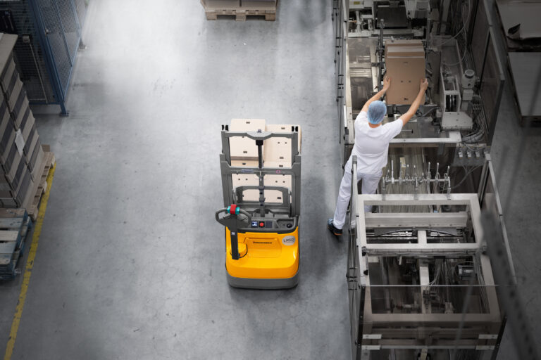 With the EJC 112i, goods can be fed into the production process or be sorted in a space saving manner.