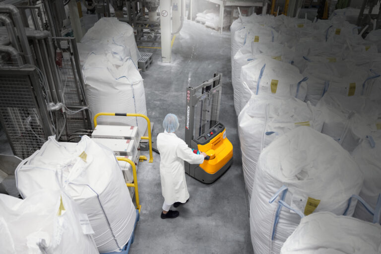 The impressively small turning radius allows the EJC 112i to be manoeuvred easily in narrow aisles and storage areas.