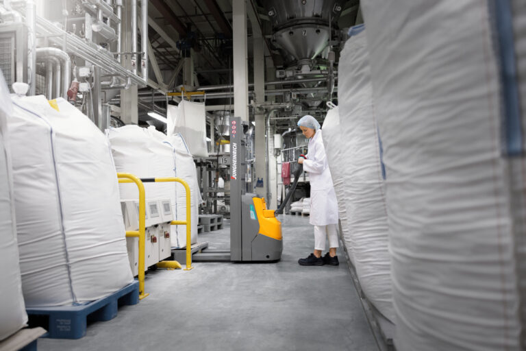 Due to its compact dimensions, the EJC 112i requires little space in warehouses and production halls.