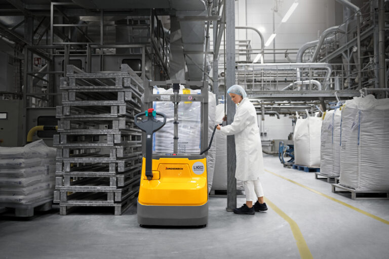 High flexibility and truck availability through convenient quick and intermediate charging at any socket via the built-in charger.