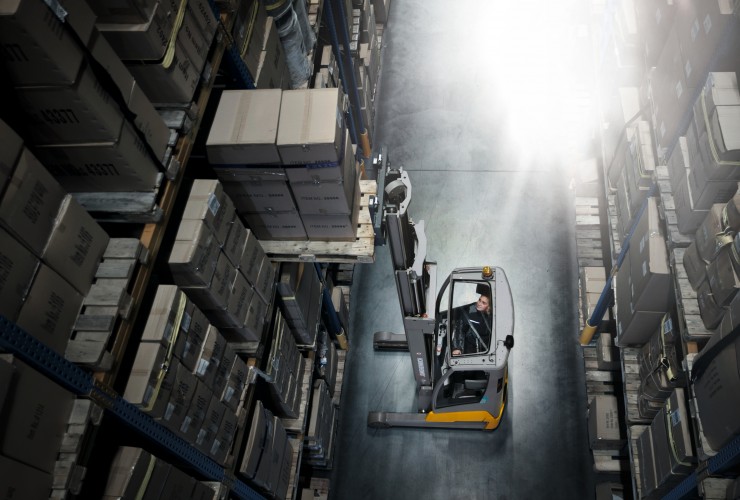 Optional panoramic roof for safe stacking and unstacking.