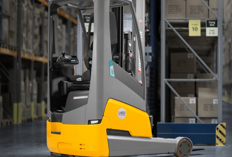 Clearly visible, wide access step.