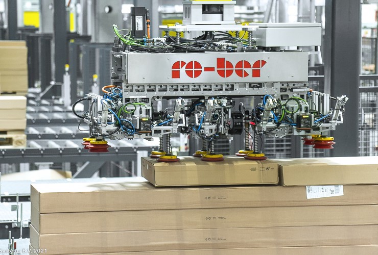 The gantry robots are equipped with multifunctional grippers that automatically adapt to the dimensions of the items and the type of packaging by means of servo-motor-adjustable suction cups.