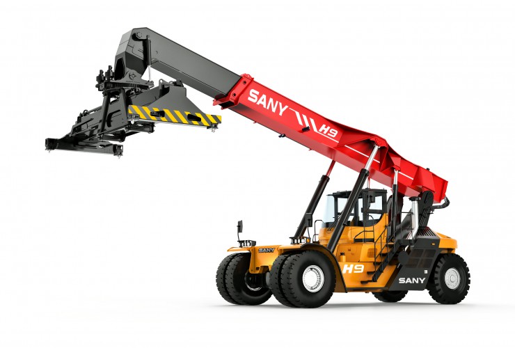 SANY SRSC45H9A Hybrid Reach Stacker, Ansicht vorne links, Blick auf neues Spreader Design.