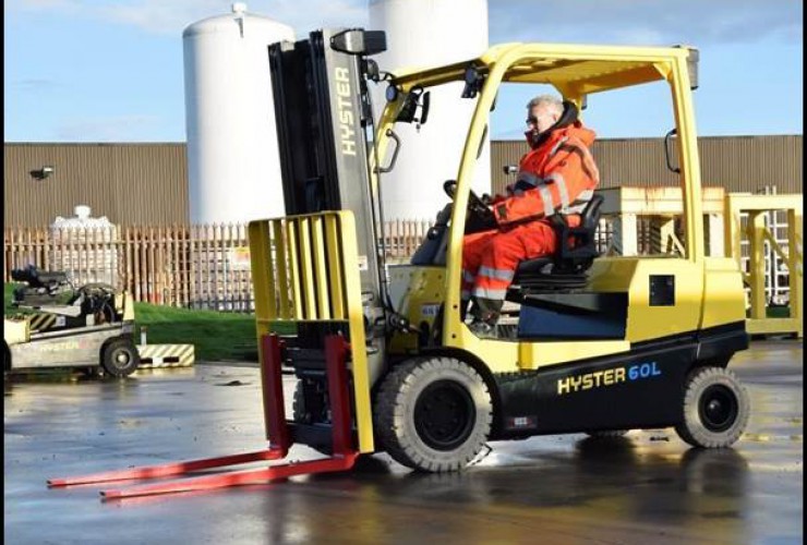 Application shot of Hyster integrated lithium-ion forklift