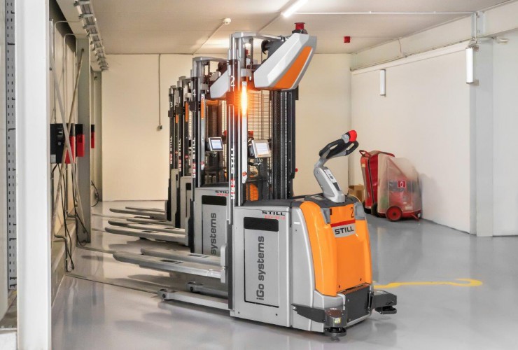 If a transport job is triggered, the EXV iGo systems leave the floor contact charging station, without the need to disconnect any charging cables.