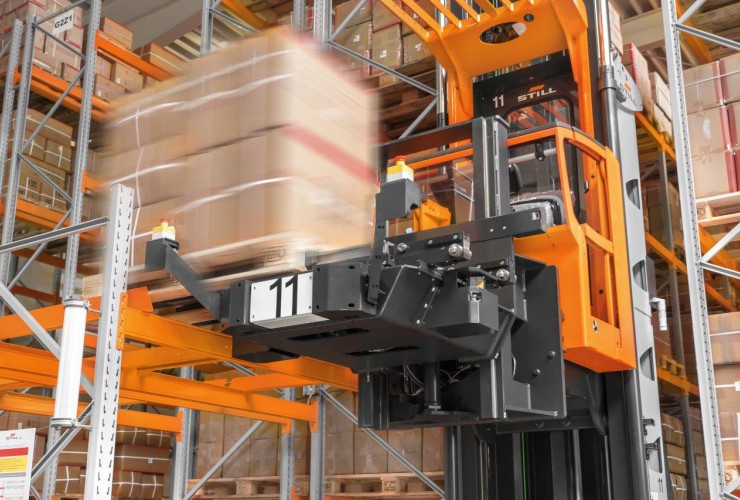 At Hase, the MX-X iGo systems with telescopic platforms travel in narrower aisles than MX-Xs with swivel traverse forks. This directly leads to more storage capacity in the narrow aisle warehouse