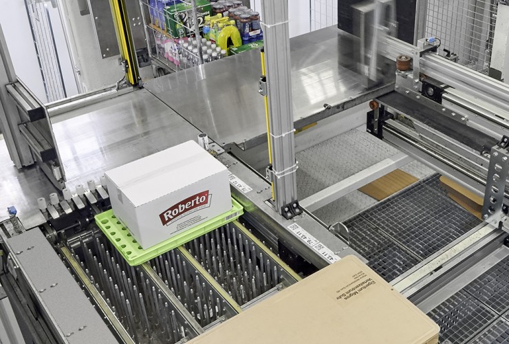 The OPM equipped with five COM machines is able to stack cases and various beverage formats fully automatically onto roll containers. Of course, this includes totes with customer orders that have already been pre-picked in the DPS.