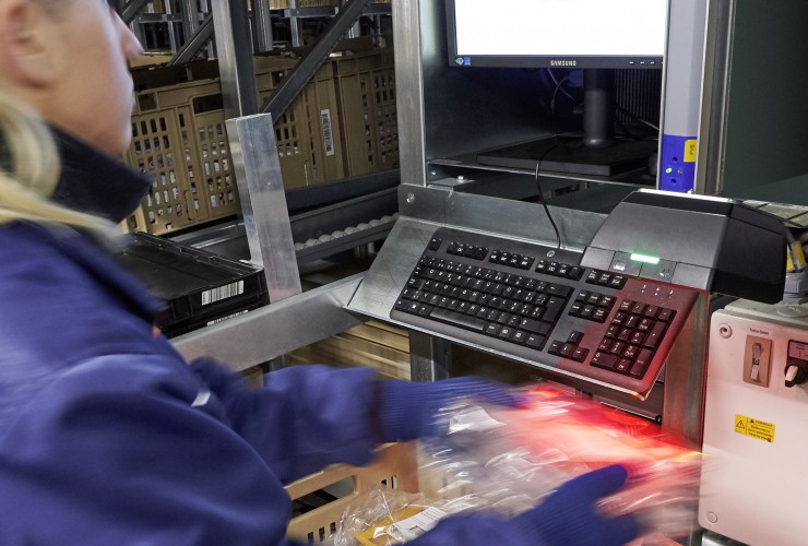 Special customer service: The exact weight of meat and deli products for a correct invoicing of the stores can be recorded directly at the DPS workstations via scan.