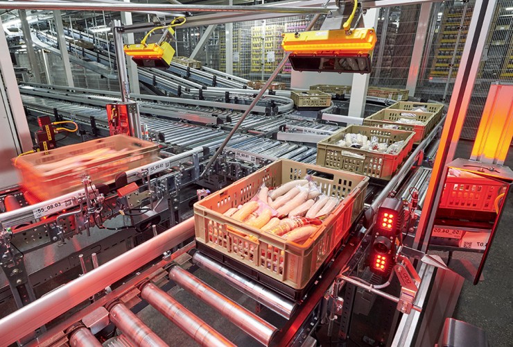 A camera scanning system in the receiving area exactly verifies and documents the content of the totes.