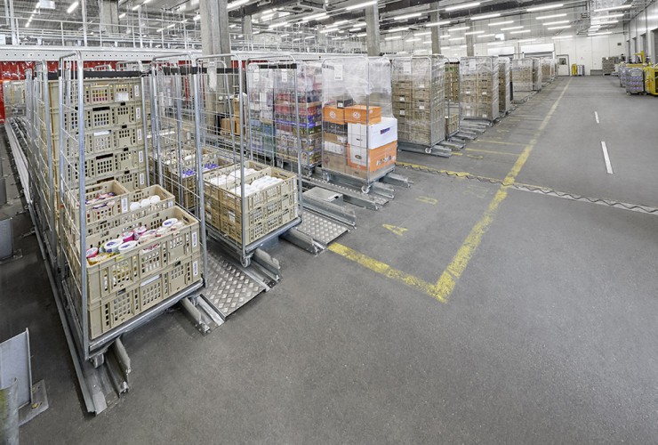 An fully automated shipping buffer, modularly designed for different temperature zones, provides the roll containers in the dispatch area via roller lanes in the right sequence and "just-in-time" for outbound.