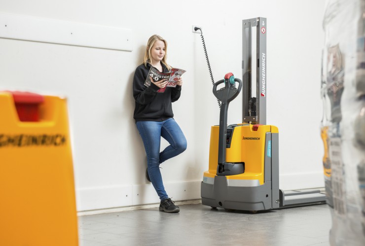 Jungheinrich EMD 115i - der weltweit kürzeste Universalstapler seiner Klasse ermöglicht kurze, effiziente Zwischenladungen (50% Ladung nach nur 30 Minuten, z. B. während der Pause).