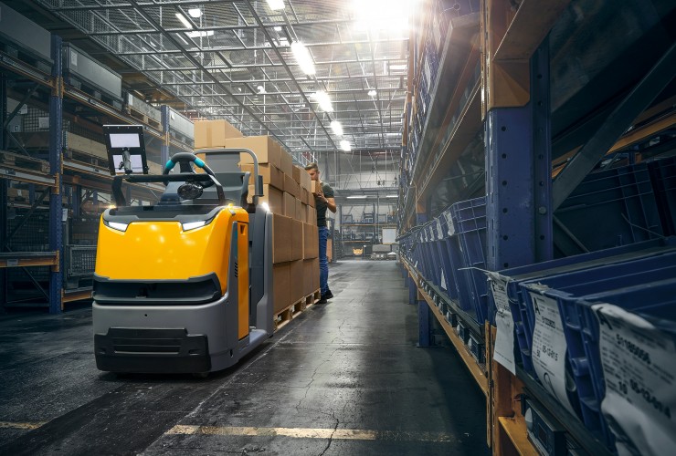 easyPILOT Follow - NFC pairing ensures a simple and stable connection between ECE truck and operator, even when handling heavy loads.