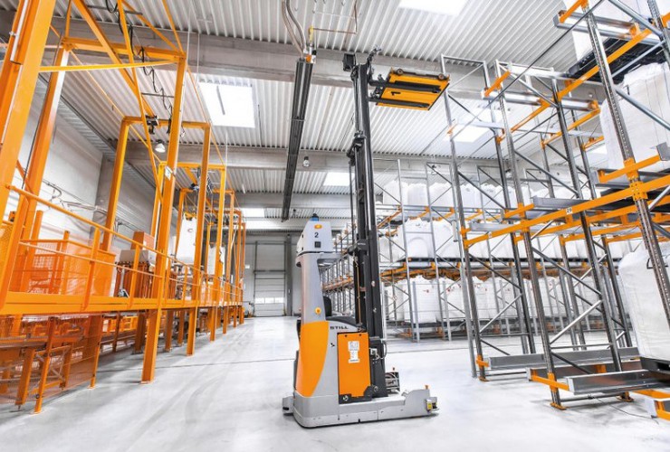 For the first time STILL implemented the interplay of semi-automated shuttles with fully automated FM-X reach trucks in a channel rack.