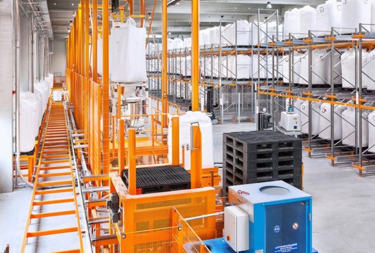 Perfekt funktioniert das Zusammenspiel der Fördertechnik mit dem Verschiebewagen und dem Stapelautomaten für die Leerpaletten.