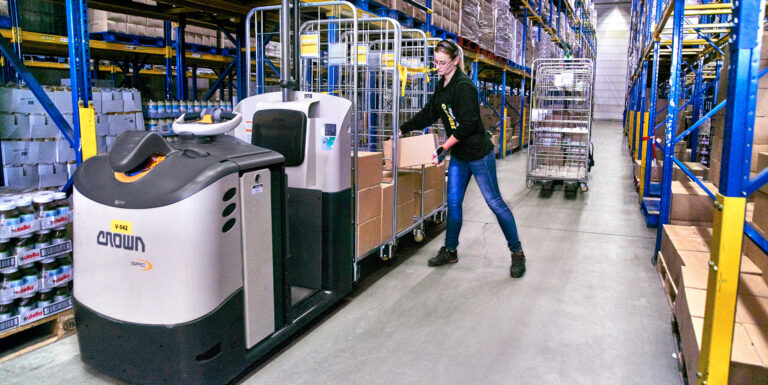 With Crown QuickPick Remote, Jumbo operators benefit from less walking and stepping on and off the truck.
