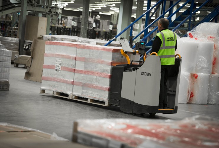 Crown GPC Niederhub-Kommissionierer zum Kommissionieren von großen Mengen und zum Transport von Paletten im Lager