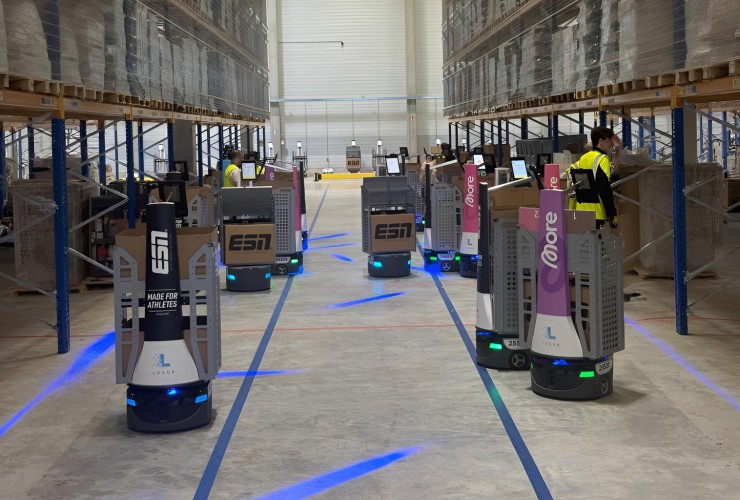 LocusONE orchestriert eine der größten AMR-Flotten Europas im Fulfillment-Center der Quality Group in Elsdorf; bis zu 350 Roboter unterstützen dort die Auftragsabwicklung für ESN und More Nutrition.