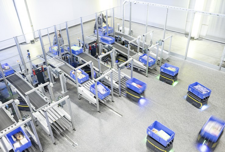 Skalierbare Automatisierung für die Logistik von morgen: Die modular aufgebaute FastBots Solution wächst mit den Anforderungen und bietet durch intelligente Steuerung eine energieeffiziente, resiliente und zukunftssichere Intralogistik.