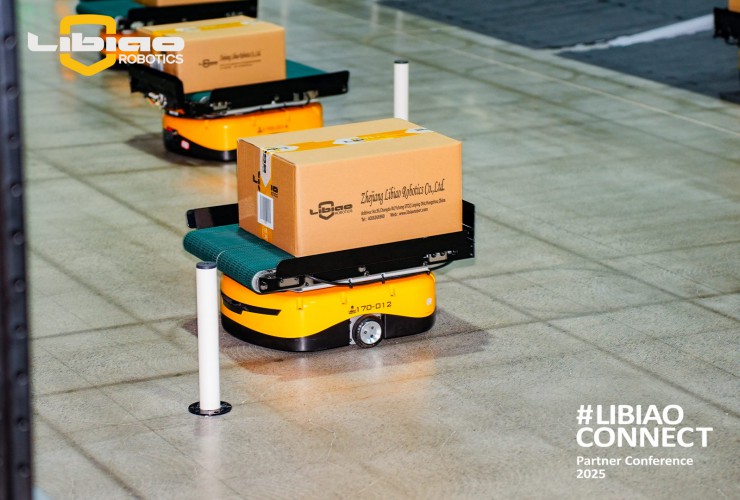 The AirRob PRO system feeds goods to a fleet of floorbots.