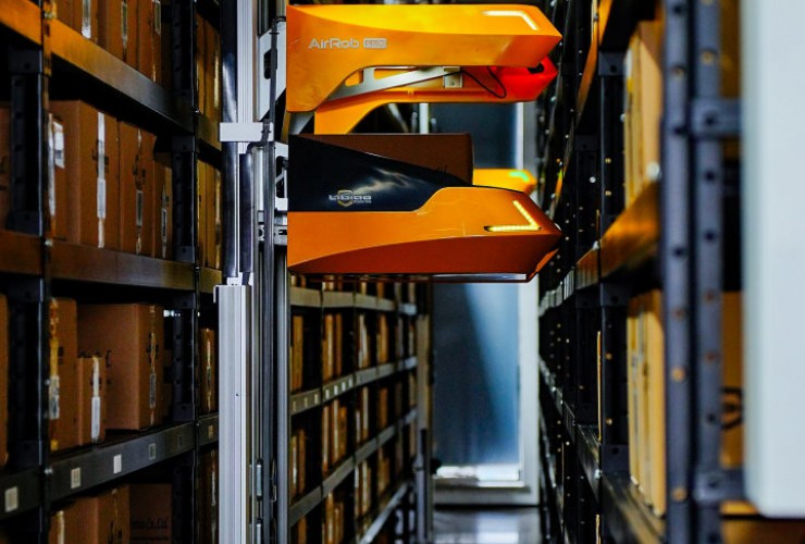 Libiao's AirRob PRO picks from both sides of the aisle.