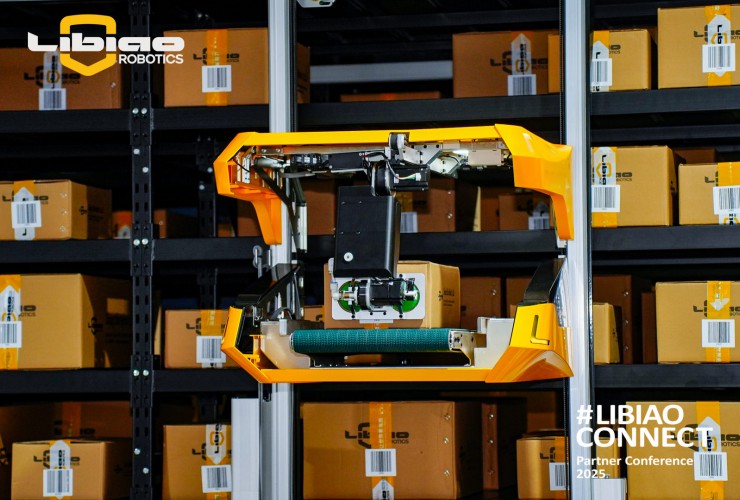 A pivoting pick arm is a highlight of AirRob PRO.