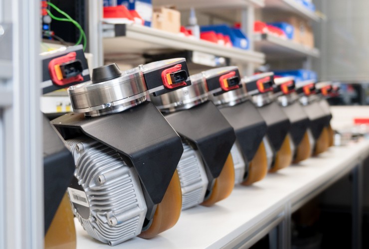 MoboDrive ST ist eine kompakte, hochintegrierte Lenk-Antriebseinheit, die für hochmanövrierfähige AMRs und AGVs entwickelt wurde.