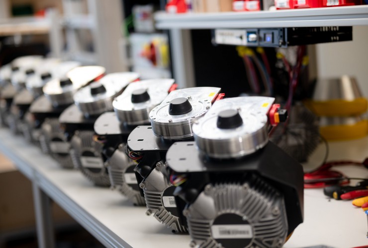 MoboDrive ST ist eine kompakte, hochintegrierte Lenk-Antriebseinheit, die für hochmanövrierfähige AMRs und AGVs entwickelt wurde.