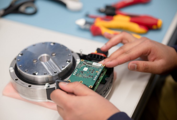 MoboDrive ST ist eine kompakte, hochintegrierte Lenk-Antriebseinheit, die für hochmanövrierfähige AMRs und AGVs entwickelt wurde.