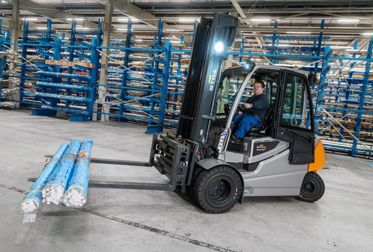 Die Sonderanfertigung des STILL Elektrostaplers RX 60-50/600 ermöglicht kleinwüchsigen Mitarbeitenden die uneingeschränkte, sichere und selbstständige Fahrzeugnutzung.