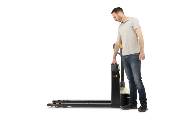 Das Einsetzen und Herausnehmen der Batterie ist problemlos mit einer Hand möglich. Ein automatischer Sperrmechanismus sorgt dafür, dass die Batterie auch beim Einsatz auf unebenen Böden fest eingesetzt und angeschlossen bleibt.