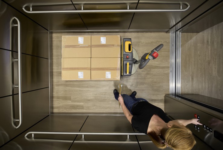 Mit ihrem branchenführenden Vorbaumaß von nur 370 mm passen die kompakten Elektro-Hubwagen selbst in Aufzüge.