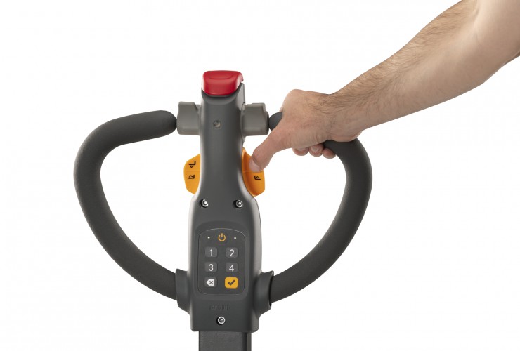 Einfache, unkomplizierte Bedienung der kompakten Elektro-Hubwagen, die sowohl Rechts- als auch Linkshänder schätzen.